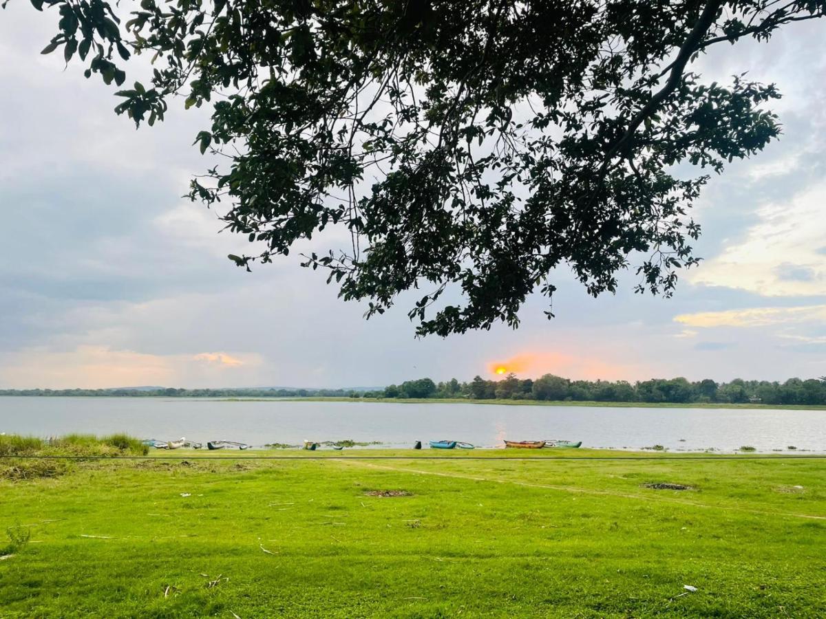 Hotel Lake Park ポロンナルワ エクステリア 写真